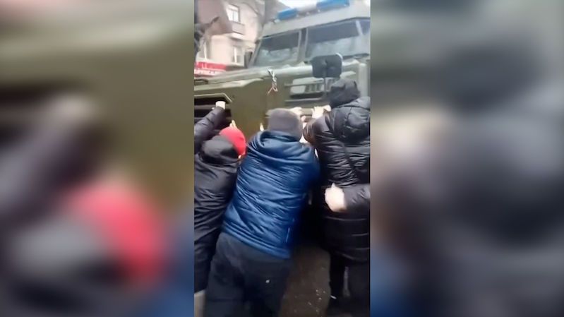 Lidé v Melitopolu blokovali ruský konvoj vlastními těly